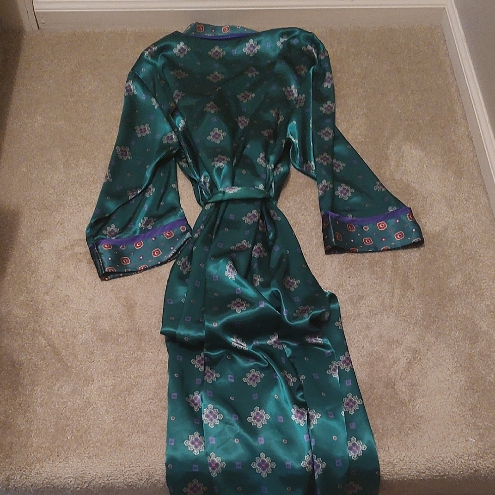 Elegant Green Satin Robe - Picture 3 of 3